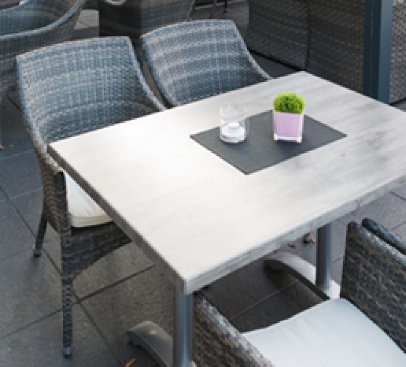 Tische und Tischgestelle